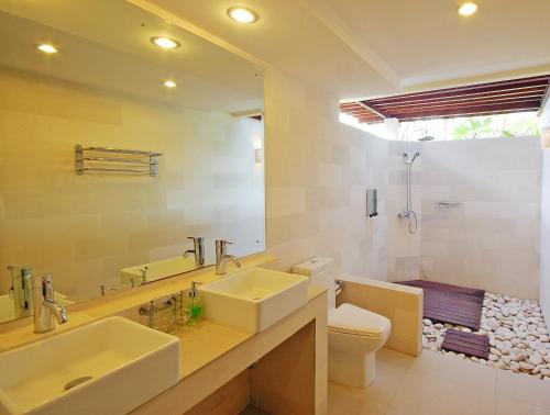 素馨兰花海滩酒店的一间浴室