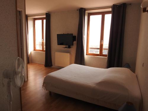 Antrenas小屋酒店的一间卧室设有床、两个窗户和一台电视