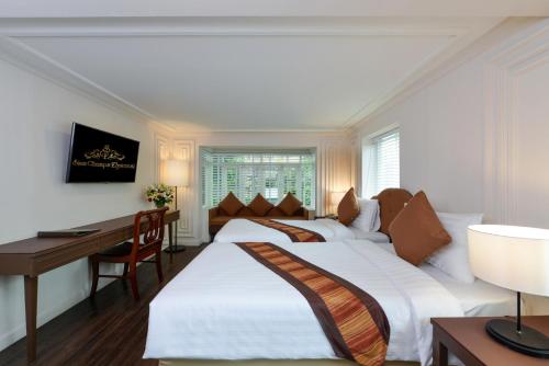 曼谷暹罗香榭丽舍大街特色酒店的酒店客房配有两张床和一张书桌