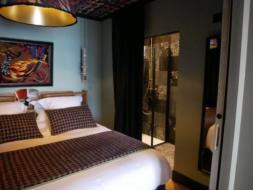欧布纳Suite 24的一间卧室配有一张床和淋浴