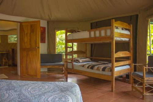 乌维塔Manoas的一间帐篷内带双层床的卧室