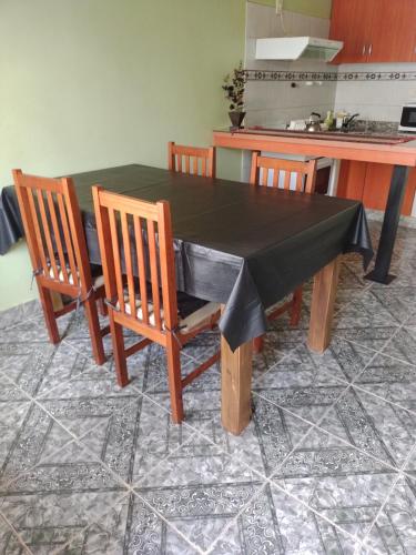 内乌肯Ivon的餐桌、椅子和黑色桌布