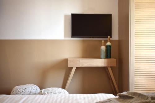 斯基亚索斯镇Meltemi by Manthos Hotels的一间带电视及床架的卧室