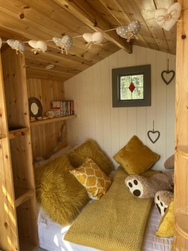 普里茅斯Shepherd's Hut at St Anne's - Costal Location的一间设有两张床的客房,位于带窗户的小屋内