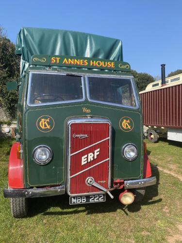 普里茅斯Rare 1954 Renovated Vintage Lorry - Costal Location的一辆旧的绿色卡车停在草地上
