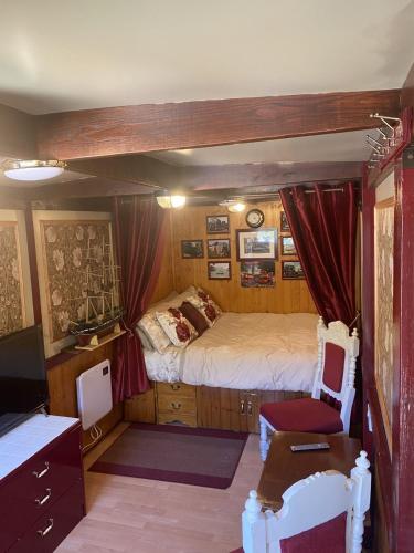 普里茅斯Rare 1954 Renovated Vintage Lorry - Costal Location的一间客房内配有床和书桌的房间