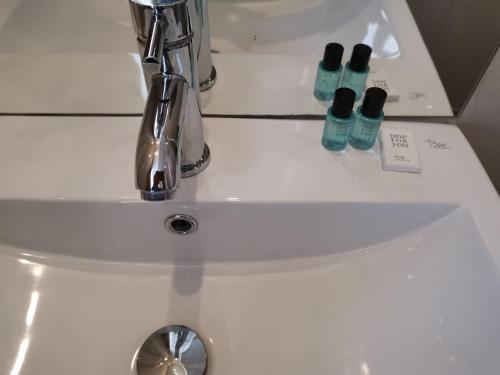 奥斯坦德阿尔伯特II奥斯坦德酒店的上面有两瓶水的盥洗盆