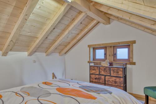 圣热尔韦莱班Mazot savoyard situé à 25 kms de CHAMONIX的一间卧室设有一张床和木制天花板