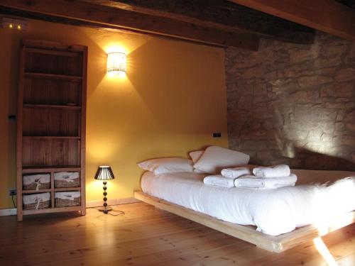 Figuerosa艾斯高法奥蒂斯旅馆的一间卧室配有带毛巾的床