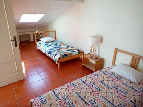 赞布热拉-杜马尔Hakuna Matata Hostel的一间设有两张床和一盏灯的客房,位于地板上