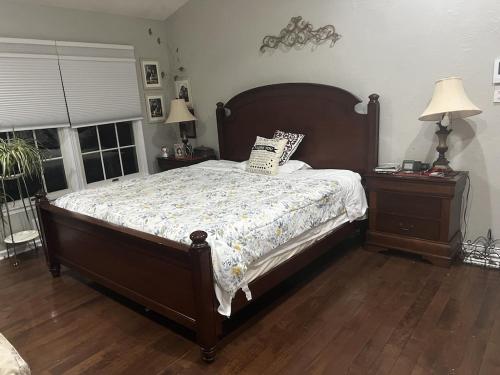 樱桃山Cherry Hill House的一间卧室配有床、两张桌子和一盏灯。