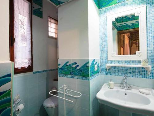 罗马罗马度假屋的一间带水槽、卫生间和镜子的浴室