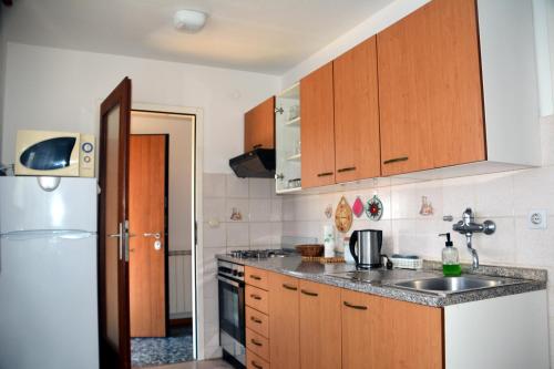 斯马尔诺Hiša v Travniku的厨房配有水槽和冰箱