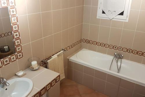 维琪奥港Les oliviers de Murateddu (Maison individuelle)的带浴缸和盥洗盆的浴室