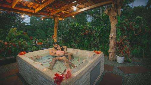 福尔图纳蓝山农场酒店的坐在花园浴缸中的女人