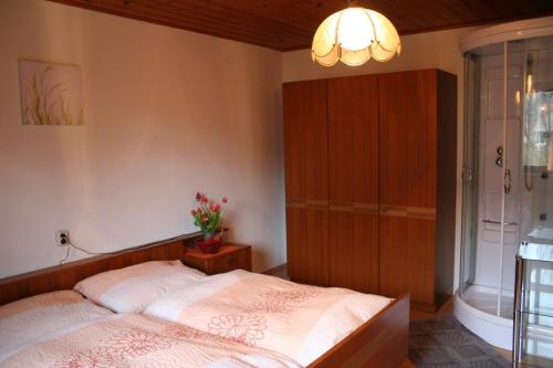 蒙德塞格兰贝保尔公寓的一间卧室设有一张大床和一个浴缸