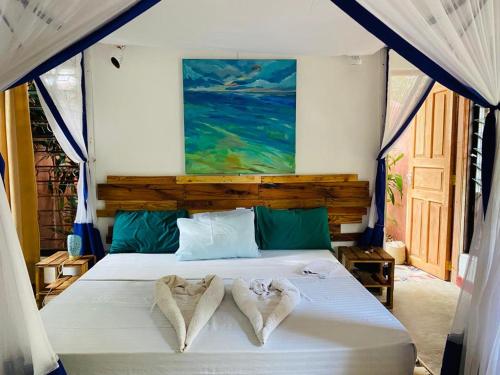 基利菲Salty's Kitesurf Village的一间卧室配有一张床,上面有两条毛巾