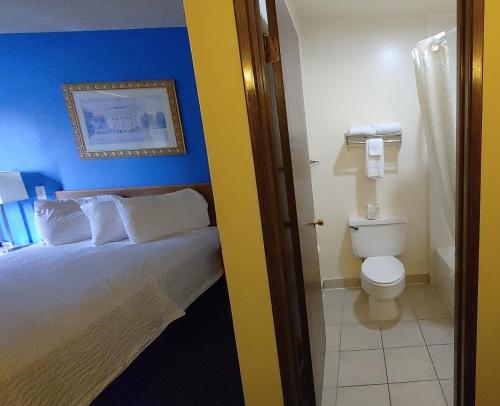 波卡特洛Days Inn by Wyndham Pocatello University Area的一间带床和卫生间的浴室