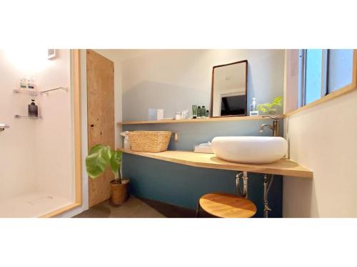 川越Tomareru Relaxation salon Yukiki - Vacation STAY 29653v的浴室设有水槽和镜子,位于柜台上