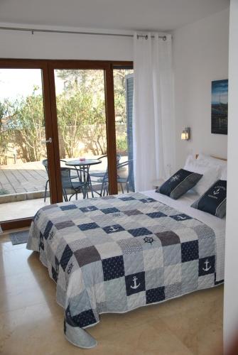 斯拉汀Apartment Relax Villa Salena的一间卧室配有一张床和一张桌子及椅子