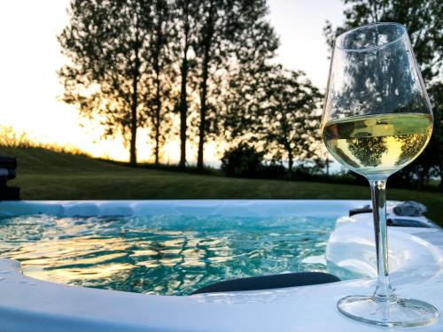 SkivarpSydkustens at Pillehill的坐在热水浴缸旁的一杯葡萄酒