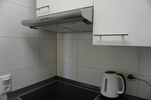 埃尔丁Bett3de的厨房配有水槽和纸巾饮水机