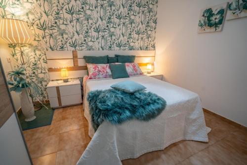 德尔锡伦西奥海岸Ke Casetta Tenerife的小卧室配有一张带蓝色毯子的床