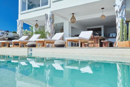 Playa EstacahuiteCasa Roni - 5 Bedroom Luxury Villa with Ocean View的一组椅子坐在游泳池旁