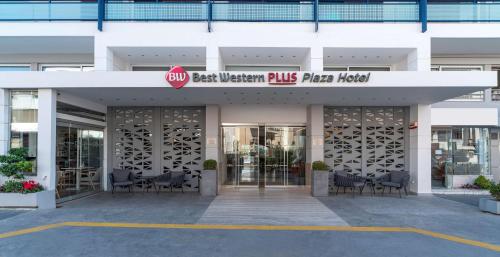 罗德镇Best Western Plus Hotel Plaza的建筑物前的停车标志