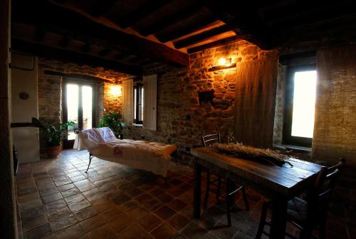 San Lorenzo in CampoIl Capuccio的客厅配有沙发和桌子