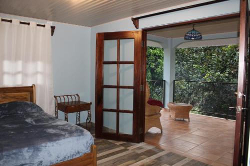AntónCabaña Kundalini的一间卧室设有一张床和一个滑动玻璃门