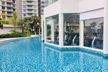努沙再也Johor Malaysia Teega Suites@ Puteri Harbour Condo 4607 Persiaran Lasamana , Teega Suites的大楼内的一个蓝色海水游泳池
