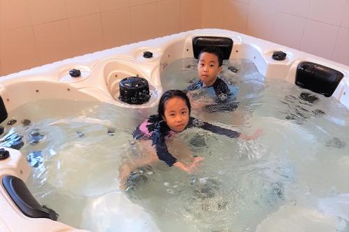 努沙再也Johor Malaysia Teega Suites@ Puteri Harbour Condo 4607 Persiaran Lasamana , Teega Suites的浴缸里的一个男人和一个孩子