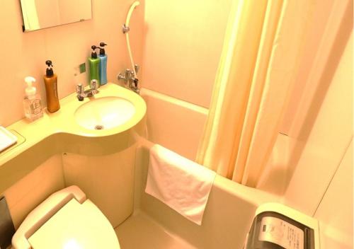 一宫市Ichinomiya City Hotel的一间带水槽、卫生间和淋浴的浴室