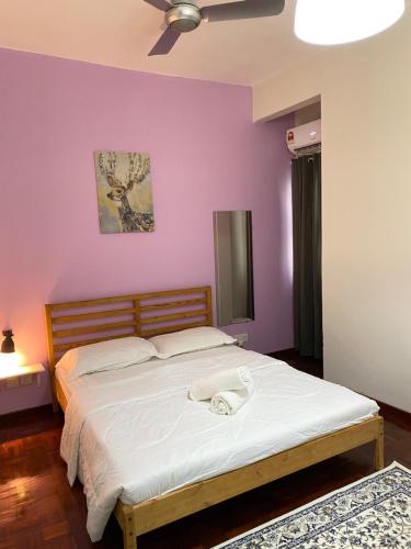 瑟纳旺Spanish Villa homestay的一间卧室设有一张紫色墙壁的大床