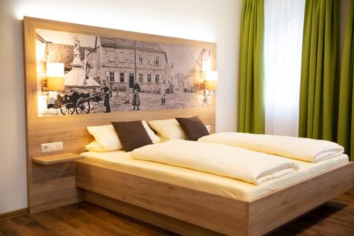 GroßlangheimDer Patrizierhof - Weingut Gasthof Hotel - Familie Grebner的卧室配有两张床,墙上挂着一幅画