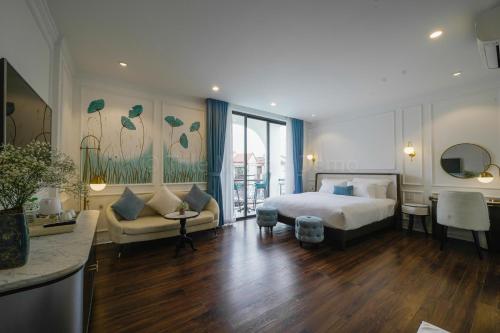 会安Lion King Hotel的酒店客房设有床和客厅。