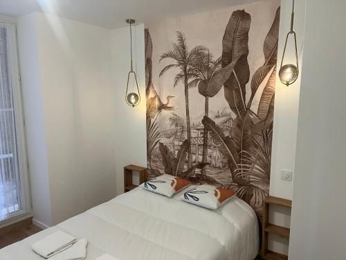 Saint EtienneAppartement Luxe Jaune的一间卧室配有一张棕榈树壁画床