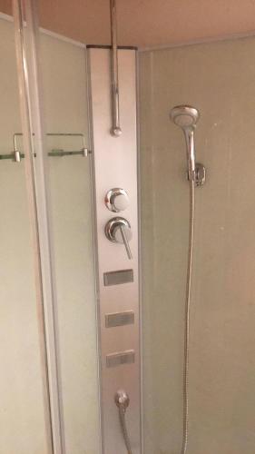 YvoirLa bulle de Mont的带淋浴的浴室,带玻璃门