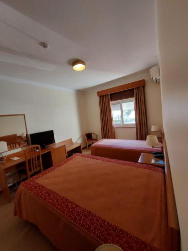 阿吉亚尔小镇阿吉亚尔佩纳酒店的酒店客房配有两张床和一张书桌