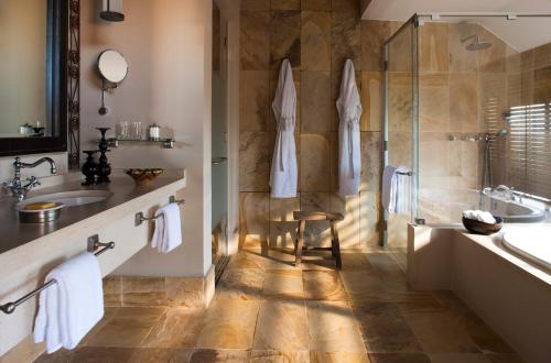 巴纳吉塞伦盖蒂四季野生酒店的带浴缸、水槽和淋浴的浴室