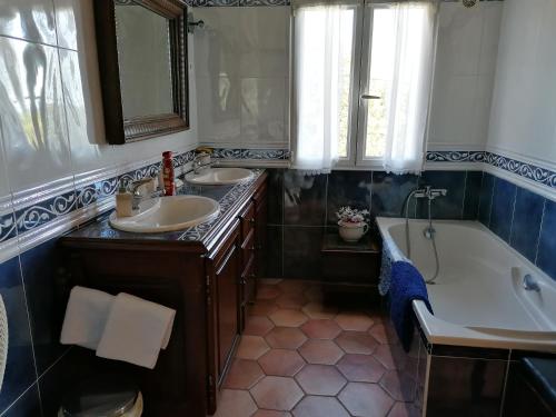 蒙蒂塞洛Fiuminale的浴室配有两个盥洗盆和浴缸。