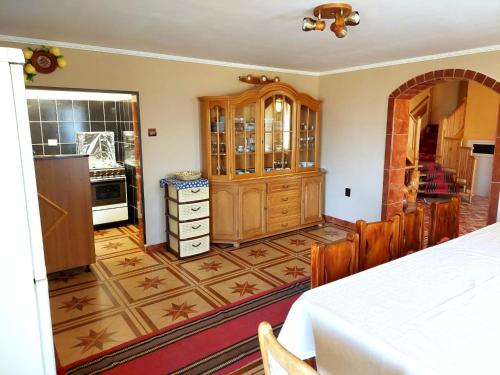 科瓦斯纳Casa Neagu的客房设有带木制橱柜和桌子的厨房。