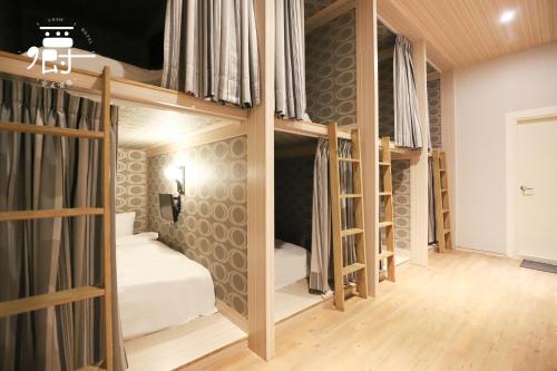 罗东镇安禾嚼旅的一间设有四张双层床的客房