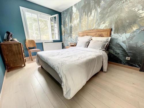 CrémieuChez Amélie的一间卧室配有一张带蓝色墙壁的大床