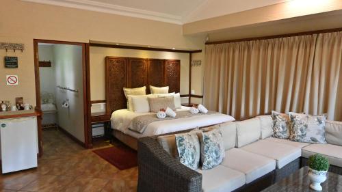 米德尔堡LUXURY EN-SUITE ROOM WITH LOUNGE @ 4 STAR GUEST HOUSE的酒店客房,配有床和沙发