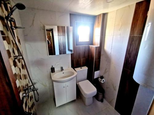 VratsaBalkan view apartment的一间带卫生间和水槽的小浴室