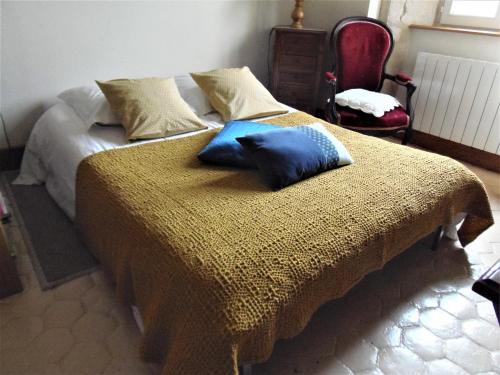 博讷Les Cimaises du Couvent的床上有2个蓝色枕头