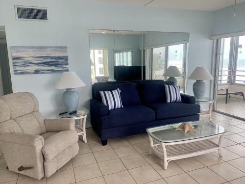 西耶斯塔岛Island House Beach Resort 5S的客厅配有蓝色的沙发和椅子
