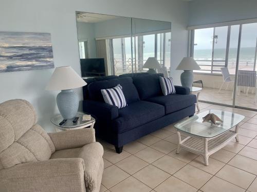 西耶斯塔岛Island House Beach Resort 5S的客厅配有蓝色的沙发和桌子